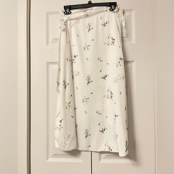 Gianni Bini White Wildflower Floral Flowy Adjustable Tie Waist Wrap Skirt - Picture 4 of 9